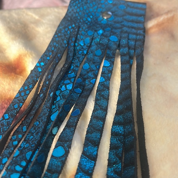 Turquoise printed leather long fringe bracelet - Picture 9 of 10